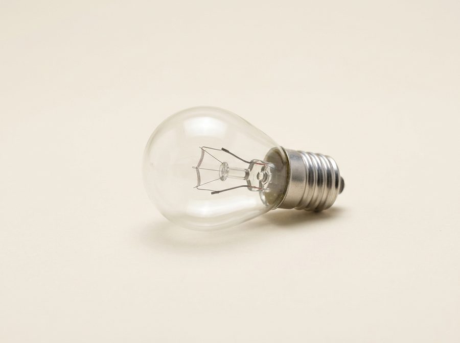 Petite ampoule en verre clair à culot à vis